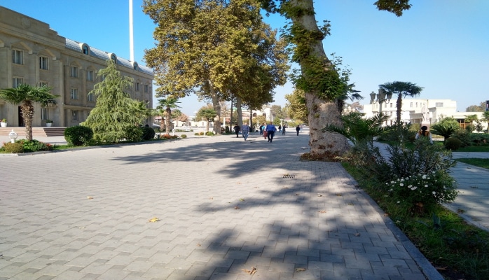 İcra Hakimiyyəti binalarının qarşısındakı yollar niyə bağlıdır? - “Yolu “dədəmdən” gətirmişəm”