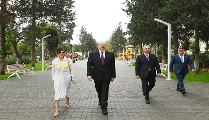 Prezident İlham Əliyev Bakının Atatürk prospektində yerləşən parkda əsaslı yenidənqurmadan sonra yaradılan şəraitlə tanış olub