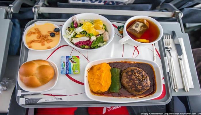 Почему нельзя отказываться от еды в самолете?