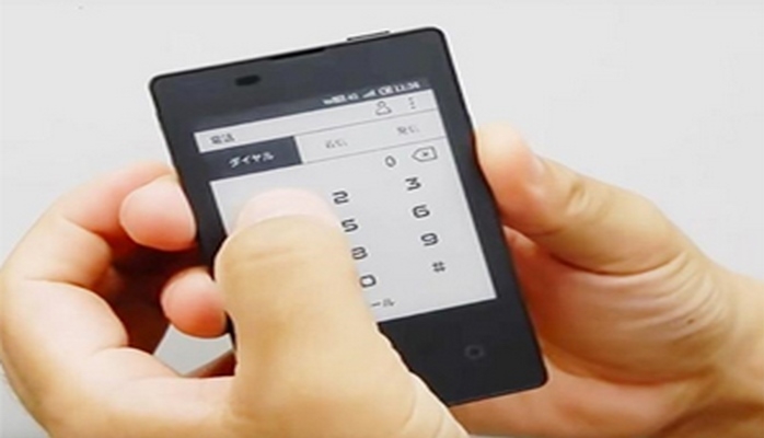 Kredit kartı ölçüsündə smartfon təqdim edilib