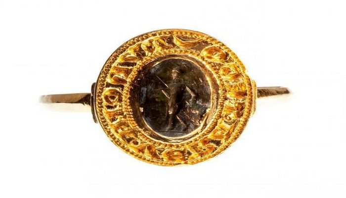 Мужчина нашел кольцо, которому около 670 лет