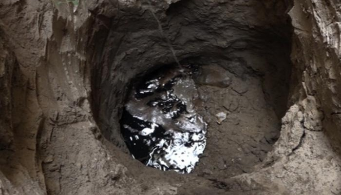 Biləcəridə həyətyanı sahədə torpağı qazırsan, altından neft çıxır