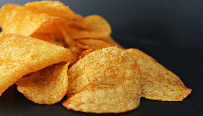 Ученые выяснили, почему мы не можем остановиться, когда едим чипсы
