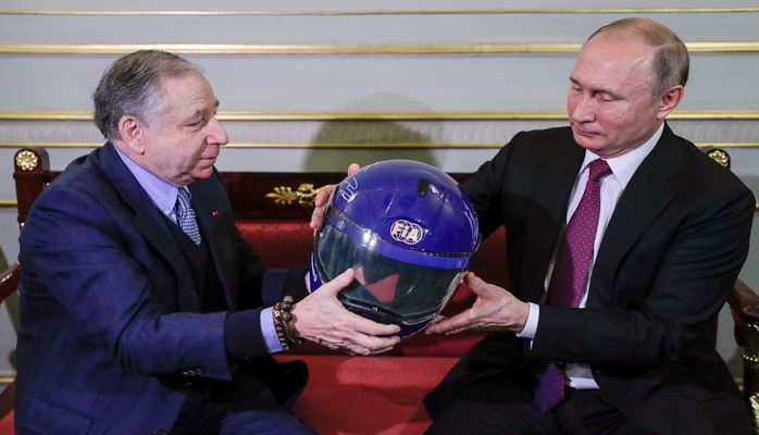 Президент Международной автомобильной федерации подарил Владимиру Путину гоночный шлем