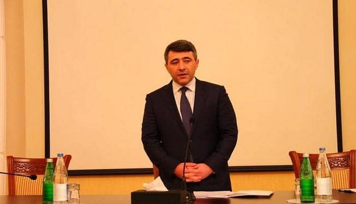 Nazirimizin bu görkəmi müzakirə yaratdı: rezin çəkmə...