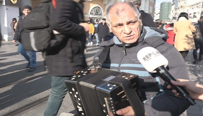 Türkiyədə azərbaycanlı küçə musiqiçisi: 'Qarabağla bağlı mahnı oxuyanda yaxşı pul verirlər'
