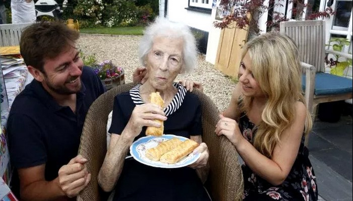 100 yaşlı qadın uzunömürlülüyün sirrini açdı: İş “sosiska”da imiş