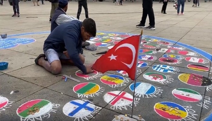 1 tanesi hariç tüm bayrakları yere çiziyor! Duygulandıran Türkiye detayı
