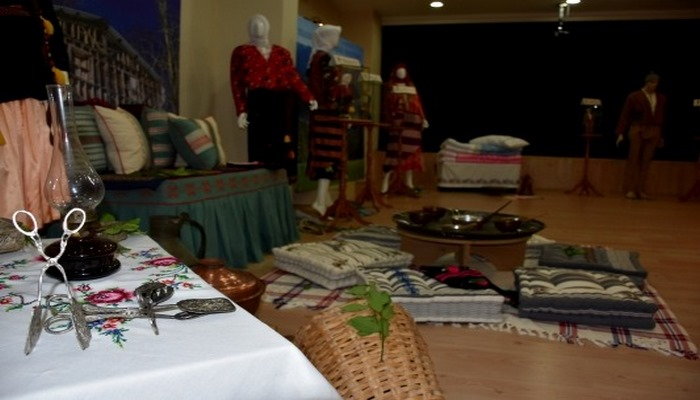 Trabzon yöresine ait kıyafetler sanal sergide beğeniye sunuldu