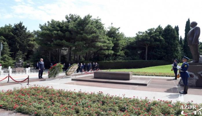 Rusiyanın Təhlükəsizlik Şurasının katibi Fəxri və Şəhidlər xiyabanlarını ziyarət edib