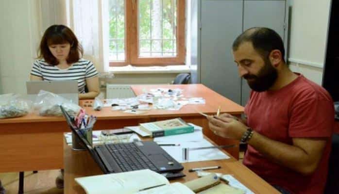 Yaponiyalı alim Azərbaycanın Neolit dövrünə aid obsidian alətlərini tədqiq edir