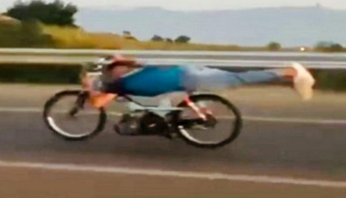 120-lə gedən motosikletin üzərinə uzanıb 100 km yol qət etdi