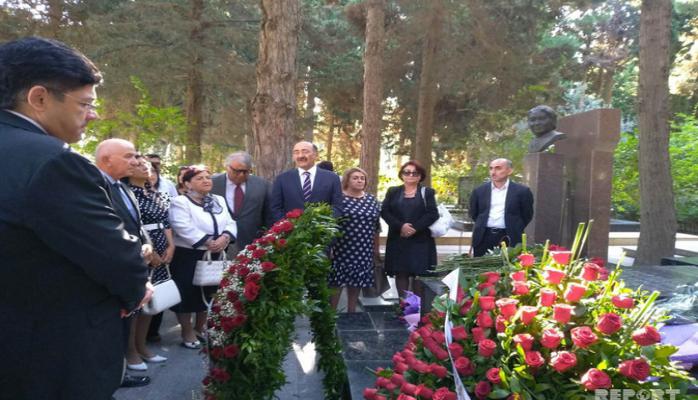 Milli Musiqi Günü ilə əlaqədar Üzeyir Hacıbəylinin məzarı ziyarət olunub