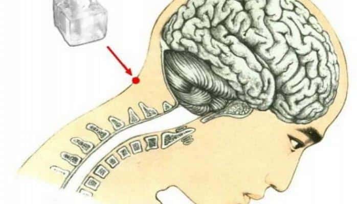Boyundakı bu çökəyə buz qoyun, 10 yaş cavanlaşın – Həyat mərkəzinin sirri