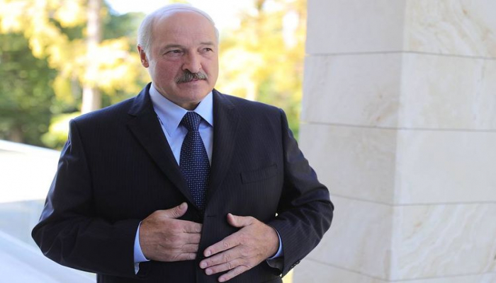 Лукашенко заявил, что не собирается отдавать власть