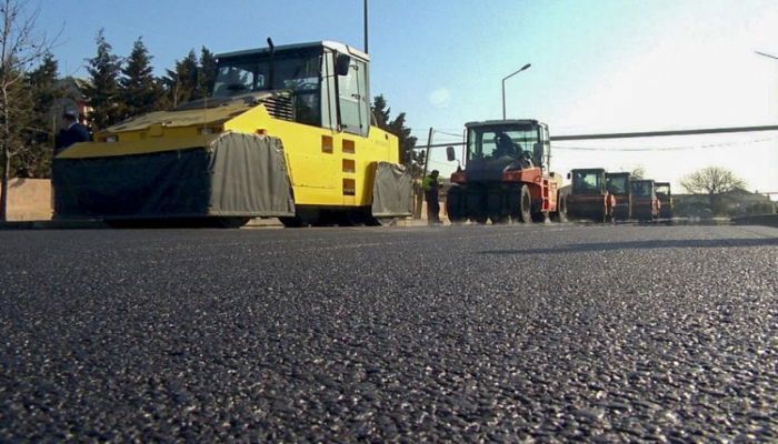 На продолжение работ по реконструкции автомобильных дорог в Хатаинском районе столицы выделено 10,05 млн манатов