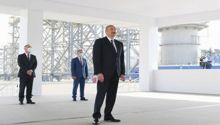 Президент Азербайджана: Сегодня основная часть экономики страны связана с нефтегазовым сектором, и так будет еще долгие годы
