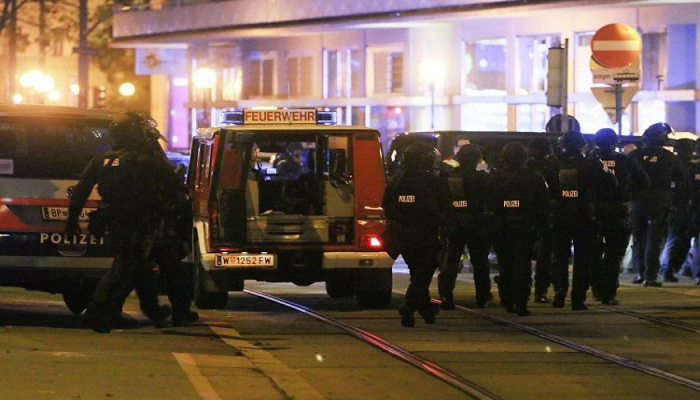 KİV: Vyanada cinayətkarlar restoranda insanları girov götürüblər