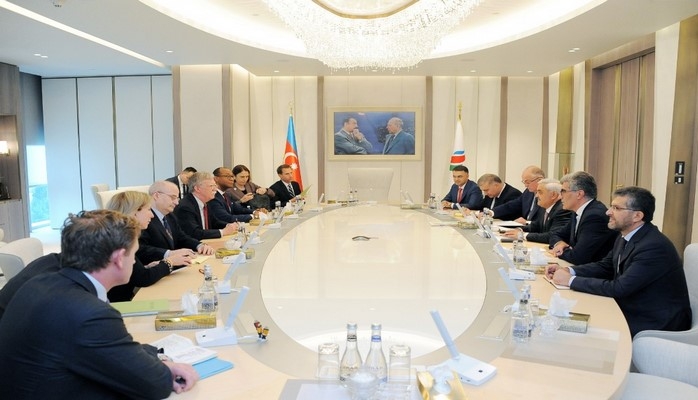 На состоявшейся в SOCAR встрече говорилось о значимости реализуемых Азербайджаном энергетических проектов