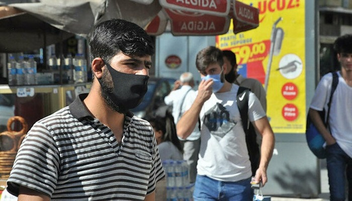Uzmanlar 'siyah maske'ye karşı uyarıyor: Hiçbir koruyuculuğu yok, egzama ve sivilce yapabilir