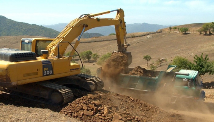 Azərbaycanda dağların partladılması üsulu ilə yeni yol salınır