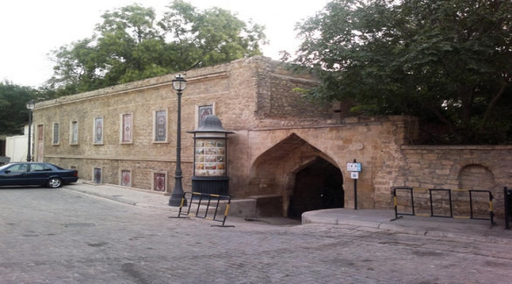 İçərişəhərdəki "Bakı xanları evi"nin yanında park salınır