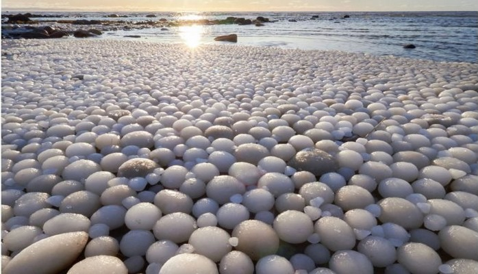 Finlandiya sahilində "buz yumurtaları" - nadir hava fenomeni