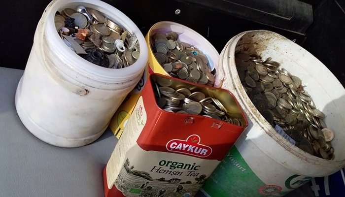 2 kamyon çöpün çıktığı evde 169 bin lira bulundu