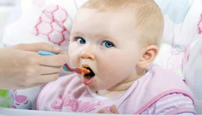 Südəmər uşaqların menyusuna əlavə qidaların daxil edilməsi