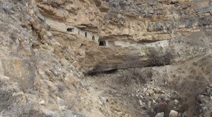 Qobustan dağlarında Qalacıq mağaraları
