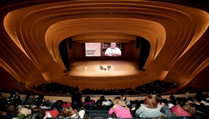 Heydər Əliyev Mərkəzində türkiyəli tarixçi İlbər Ortaylının mühazirəsi olub