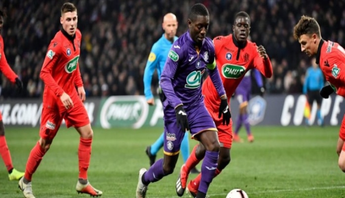 Siçovullar futbol matçında problem yaratdılar