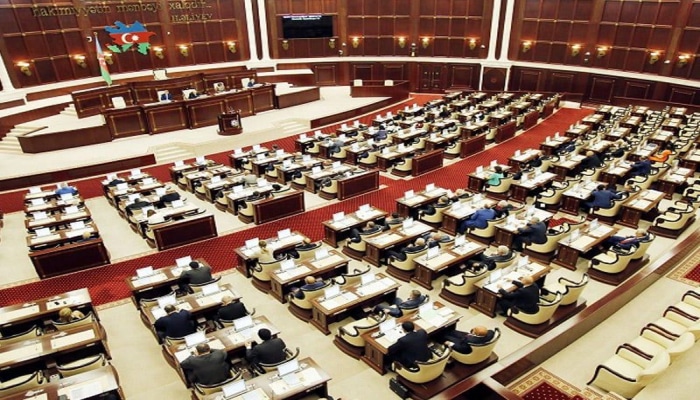 На заседании парламента Азербайджана депутаты будут сидеть на расстоянии не менее 2 метров друг от друга