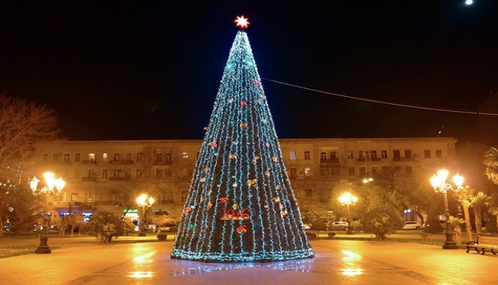 В Баку приступили к установке новогодних ёлок
