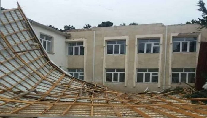 В Баку от сильного ветра пострадал ряд школ