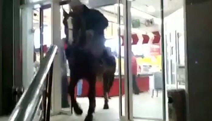 Пьяный киргиз заехал в супермаркет на лошади