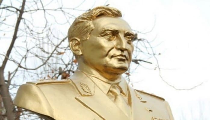 Azərbaycanın keçmiş nazirinə heykəl qoyuldu