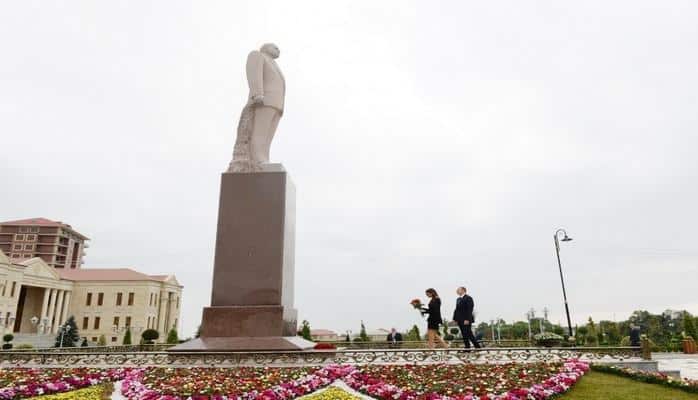 Президент Ильхам Алиев и первая леди посетили памятник великому лидеру Гейдару Алиеву в Губе