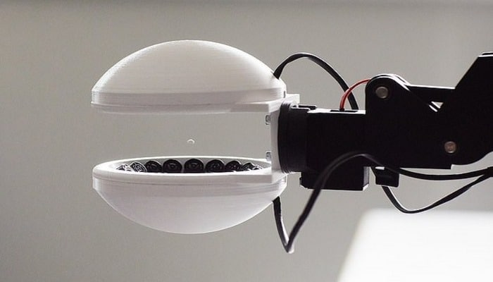 Роботизированная рука переносит предметы с помощью левитации