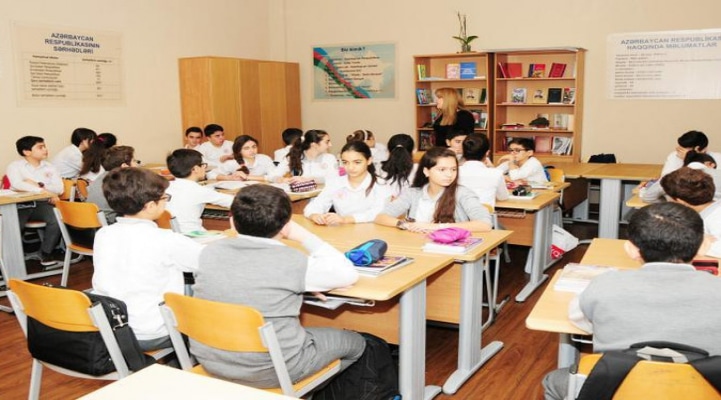 Азербайджанские школьники уходят на зимние каникулы