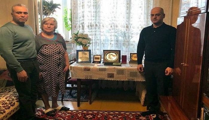 Сотрудники аппарата военного атташе Азербайджана в Беларуси навестили мать Национального героя