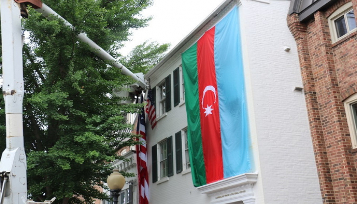 В исторической части Джорджтауна в США вывесили флаг Азербайджана