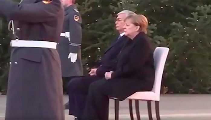 Merkel himn səslənərkən ayağa qalxmadı