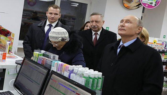 İclasdan qayıdan Putin yolüstü aptekə girdi
