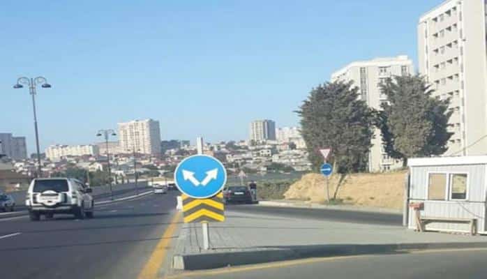 Необычный дорожный знак в центре Баку