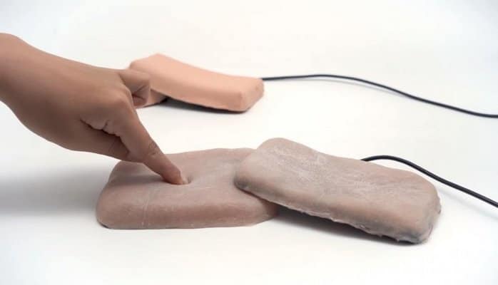 Elm adamları süni insan dərisi ilə sarılmış telefon örtüyü hazırlayıblar