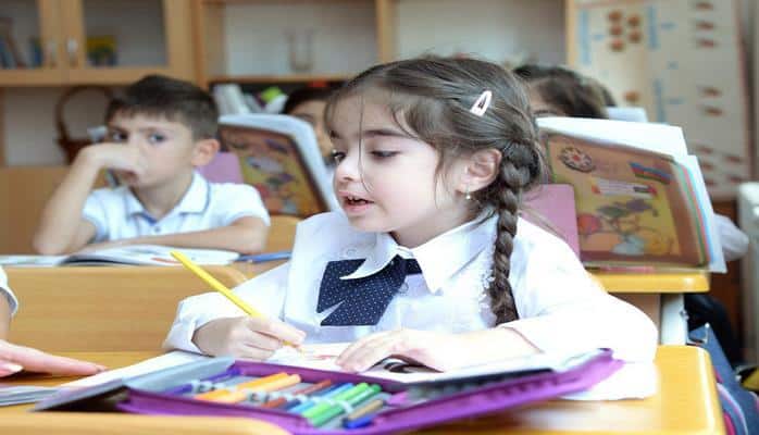 В I классах школ Баку учатся свыше 7 тыс. первоклассников в возрасте до 6 лет