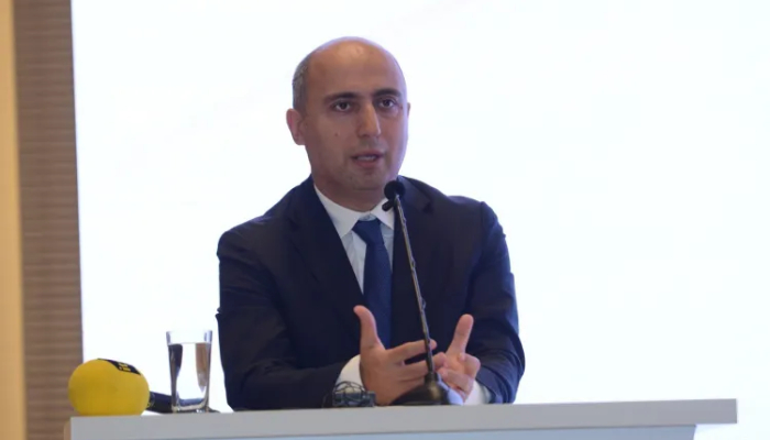 "34 saat dərs deyən müəllimimizin maaşı 1500–2000 manat arasında dəyişir" - Emin Əmrullayev