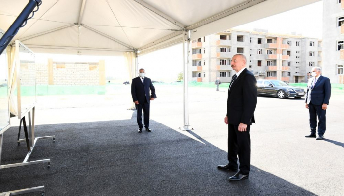 Президент Ильхам Алиев ознакомился со строительством жилого комплекса для вынужденных переселенцев в Самухском районе