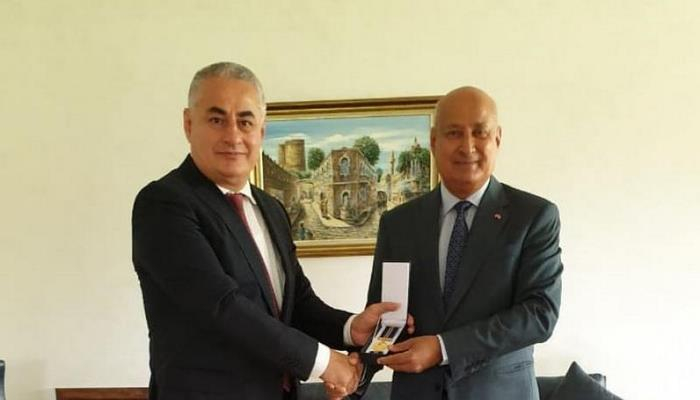 Səfirimiz Əbdüləziz Əl-Tüveycriyə medal təqdim etdi